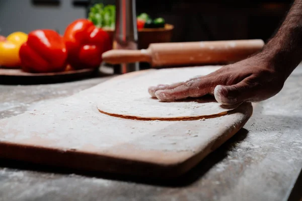 Mężczyźni ręce posypać flatbread z mąki. proste przepisy kulinarne — Zdjęcie stockowe