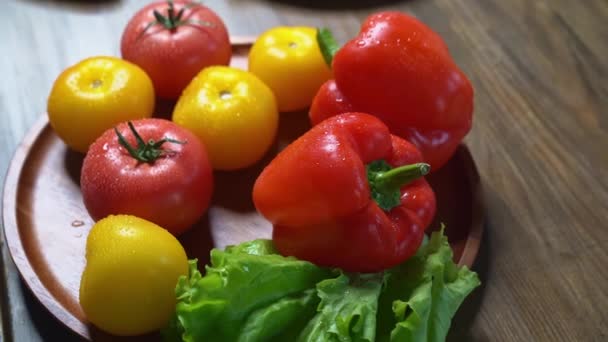 Tomates amarelos e vermelhos e pimentão com gotas de água. blogueiro de alimentos, estilista — Vídeo de Stock