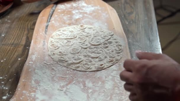男人们用面粉撒下扁豆面包作为食物的视频. — 图库视频影像