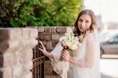 # Mutlu ve güzel bir gelin, bir buket çiçekle #.