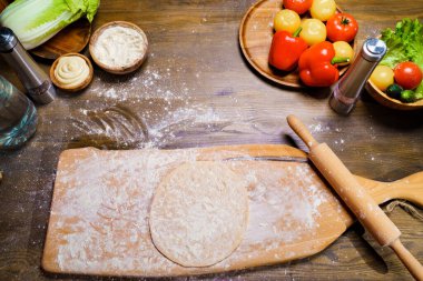 Hamuru ince bir tortillaya çevirin.. 