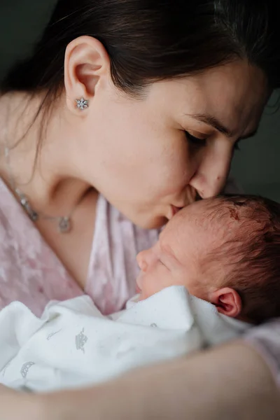 Mãe com bebê recém-nascido em seus braços. close-up. felicidade da maternidade e do amor — Fotografia de Stock