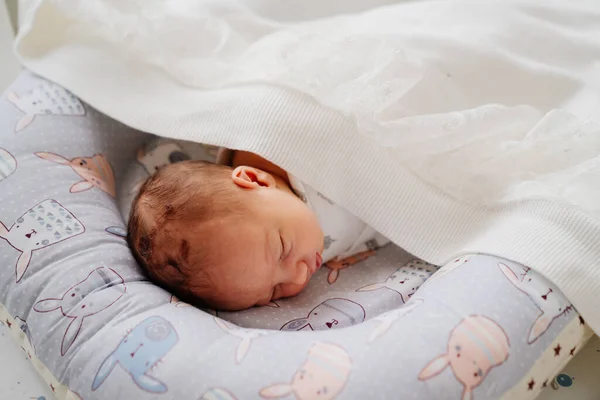 Das Neugeborene schläft. Gesunder Kinderschlaf. — Stockfoto