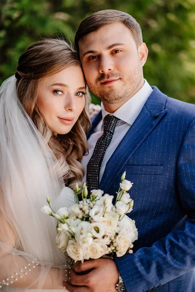 Portrait of the bride and groom. beautiful and romantic newlyweds. — Stock Photo, Image