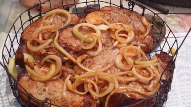 Stekt kött i kryddor och lök i en särskild bakform i tandoor eller grillat. — Stockvideo