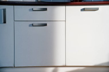 Mutfak dolabının beyaz kapıları. Evin içi için mobilyalar.