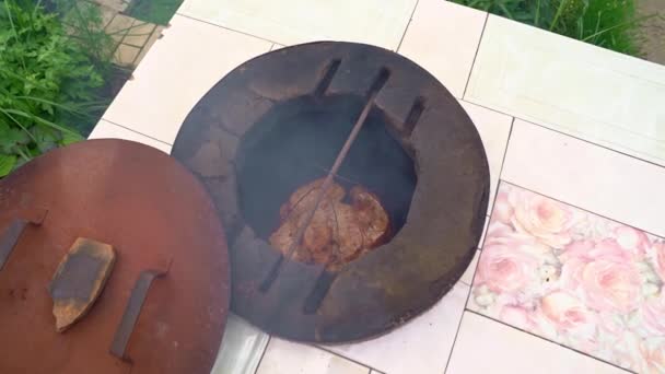 Smażone mięso w przyprawach w specjalnym naczyniu do pieczenia w Tandoor. — Wideo stockowe