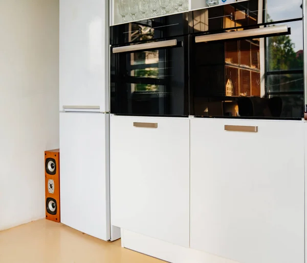 Einbaugeräte, weißer Küchenschrank. Möbel für das Innere des Hauses — Stockfoto