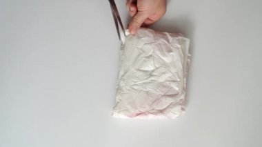 İnternet üzerinden yapılan satın alma paketlerini açıyorum. Gökkuşağının anti-stresli oyuncağı..