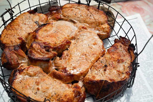 Smażone mięso w przyprawach w specjalnym naczyniu do pieczenia w Tandoor. — Zdjęcie stockowe