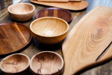 Yemek pişirmek ve depolamak için ahşap ve çevre dostu yemekler..