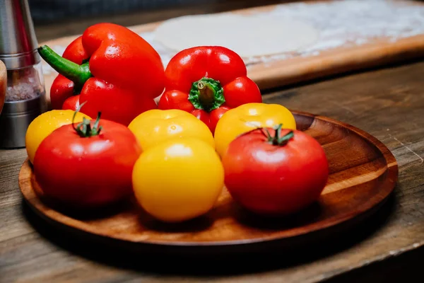 Tomates amarelos e vermelhos e pimentão. blogueiro de alimentos, — Fotografia de Stock