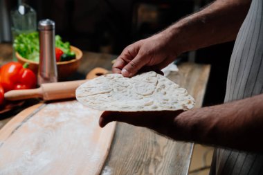 Erkeklerin elleri ince bir ekmek tutar. Evde pizza, erişte ya da pitta pişiriyorum.