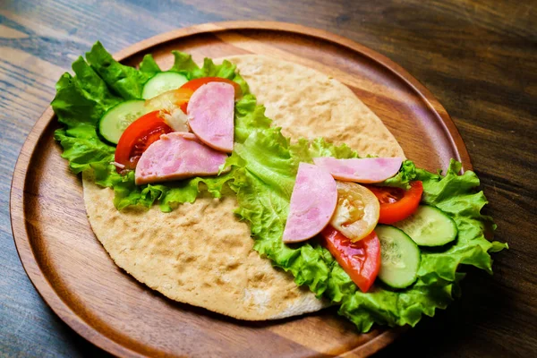 Pita com legumes e salsicha.snack simples e delicioso de pão chato — Fotografia de Stock