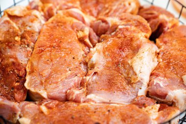 Baharatlarla terbiye edilmiş çiğ et özel bir kabın içinde ya da ızgarada. 