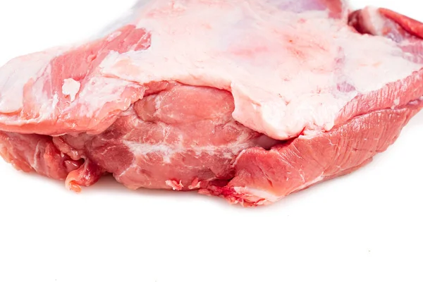 Kus syrového vepřového masa na bílém pozadí. izolované. — Stock fotografie