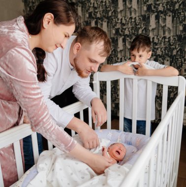 # Mutlu bir aile, beşikte yeni yürümeye başlayan bir çocukla #. 