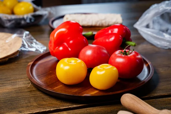 Tomates amarelos e vermelhos e pimentão com gotas de água. blogueiro de alimentos, estilista — Fotografia de Stock