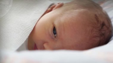 Kapat. Yeni doğan uyuyor. sağlıklı çocuklar uyur. 