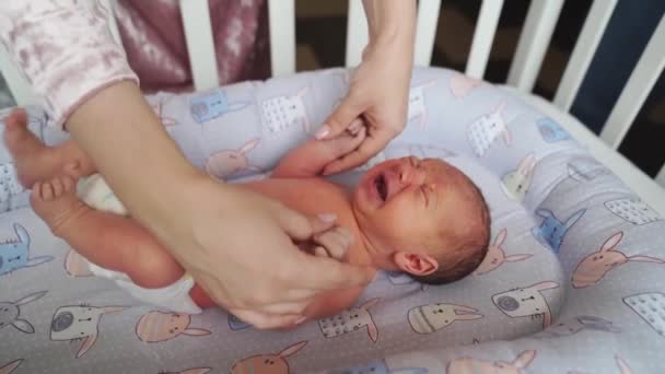 Maman tenant la main du nouveau-né. les enfants dorment. cosmétiques pour les soins de la peau — Video