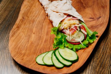 Sebzeli ve salatalıklı pide. Vejetaryen dürümü.