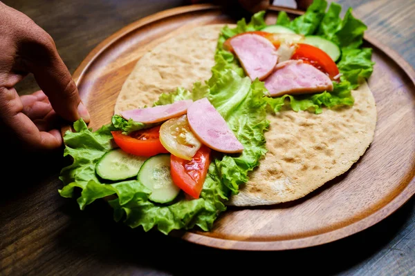 Pita com legumes e salsicha.snack simples e delicioso de pão chato — Fotografia de Stock