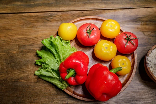 Tomates amarillos y rojos, lechuga y pimiento con gotas de agua. bloguero de alimentos — Foto de Stock