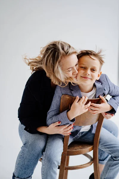 Uma mãe com filho em roupas azuis se divertindo e posa para uma sessão de fotos — Fotografia de Stock