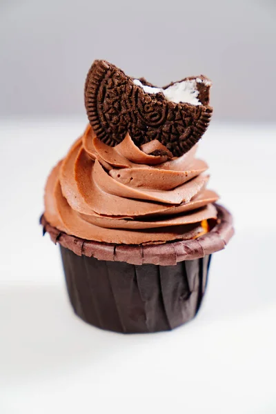 Bolo de chocolate com creme e biscoitos no fundo branco. espaço de cópia. — Fotografia de Stock