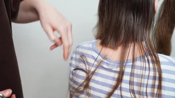 Coupe de cheveux. maman coupe ses filles cheveux avec des ciseaux. — Video