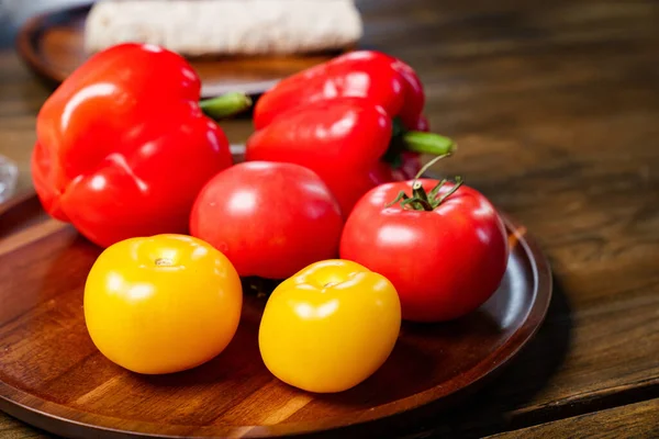 Tomates amarelos e vermelhos e pimentão com gotas de água. blogueiro de alimentos, estilista — Fotografia de Stock
