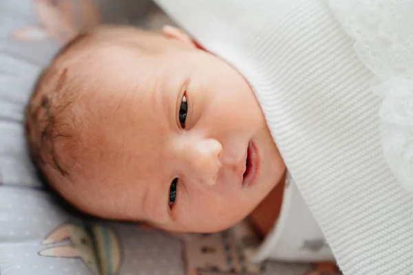 De cerca. El recién nacido duerme. niños sanos duermen. — Foto de Stock