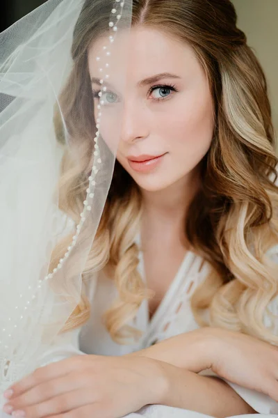 La mañana de las novias. una hermosa joven con el pelo largo bajo el velo — Foto de Stock