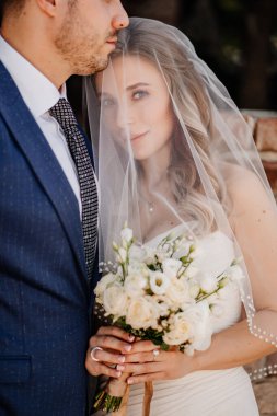 Peçenin altındaki nazik gelin ve damat. Güzel ve romantik yeni evliler.. 