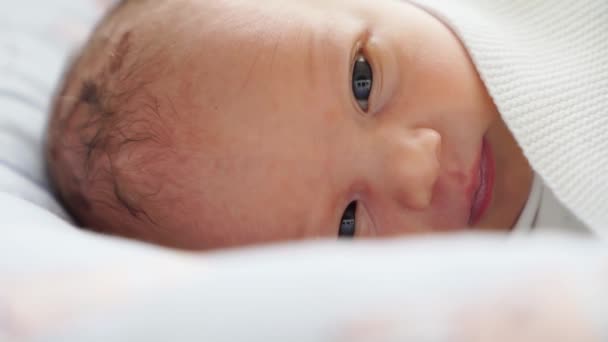 靠近点新生儿在睡觉。健康的孩子不睡觉. — 图库视频影像