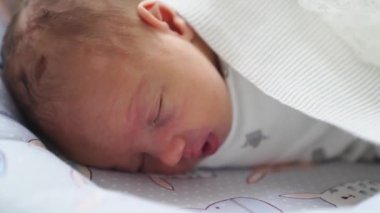 Kapat. Yeni doğan uyuyor. sağlıklı çocuklar uyur. 