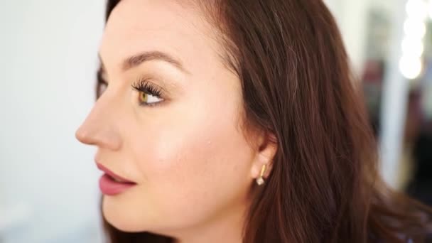 Frauen schminken sich, schminken die Augenlider mit einem Make-up-Pinsel. — Stockvideo