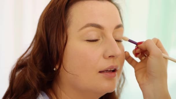 Ženy make-up, malovat víčka na oči s make-up kartáčkem. — Stock video