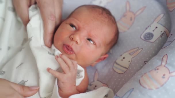 Mammas händer rätar ut filten vid sömnen i spjälsängen hos den nyfödda. — Stockvideo
