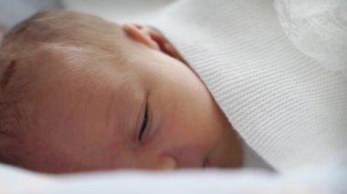 Kapat. Yeni doğan uyuyor. sağlıklı çocuklar uyur. 