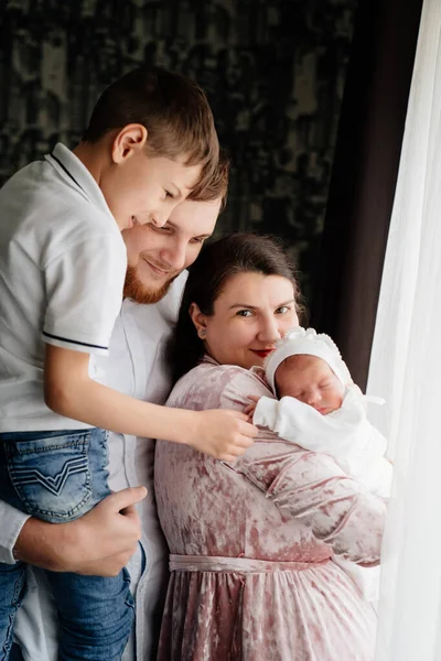 Pencerenin yanındaki yatak odasında yeni yürümeye başlayan mutlu bir aile.. — Stok fotoğraf