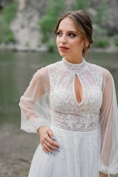 閉めろ。山河岸の白いドレスを着た花嫁. — ストック写真