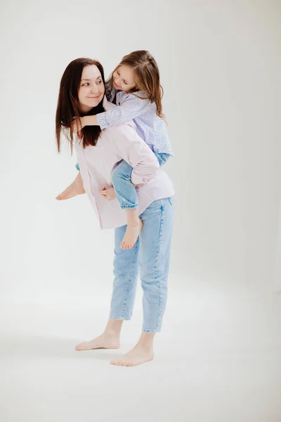 Mutter und Tochter spielen und haben Spaß. schöne glückliche Familie — Stockfoto