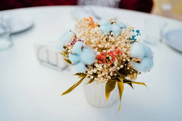 Ramo de flores en primer plano. mesa servida en un café en el techo. — Foto de Stock