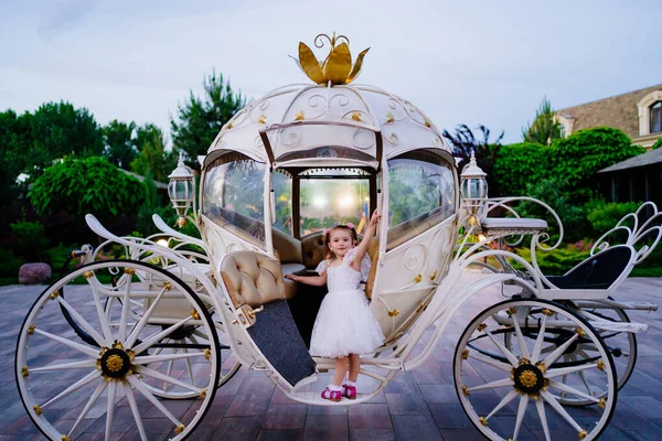Маленька дівчинка в кареті. Дивовижне свято для дитини . — стокове фото