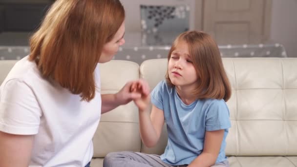 Маленька дівчинка скаржиться мамі на біль в очах . — стокове відео
