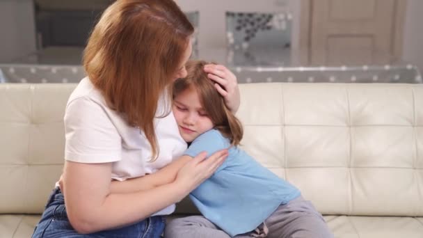 Mamá se arrepiente y abraza a su hija, y la chica la besa. — Vídeo de stock