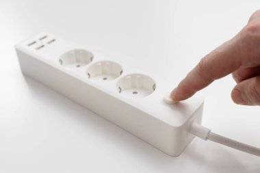 Aç. prizleri ve usb portları olan çok yönlü bir modern beyaz uzatma kablosu