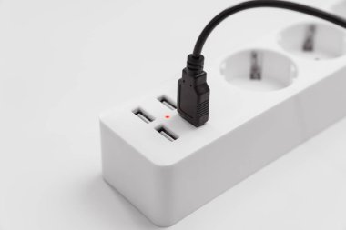 prizleri ve usb portları olan çok yönlü bir modern beyaz uzatma kablosu