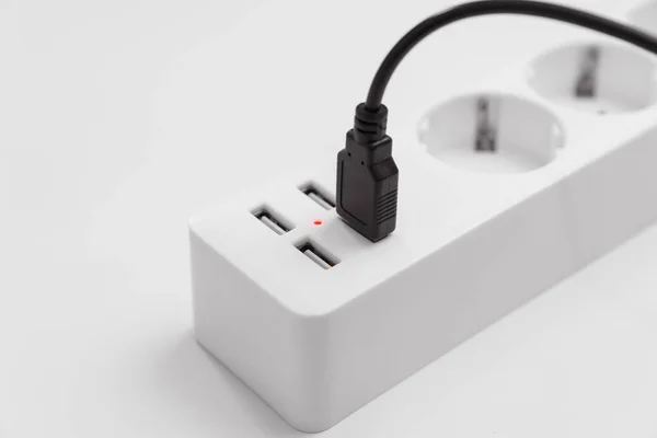 Un versátil cable de extensión blanco moderno con enchufes y puertos USB —  Fotos de Stock